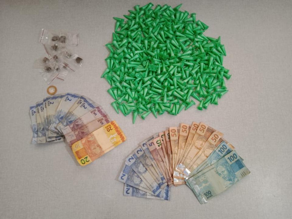 Foto 2 de 3 — Menor é detido por tráfico com mais de 400 pinos de cocaína no Romilda Barbieri